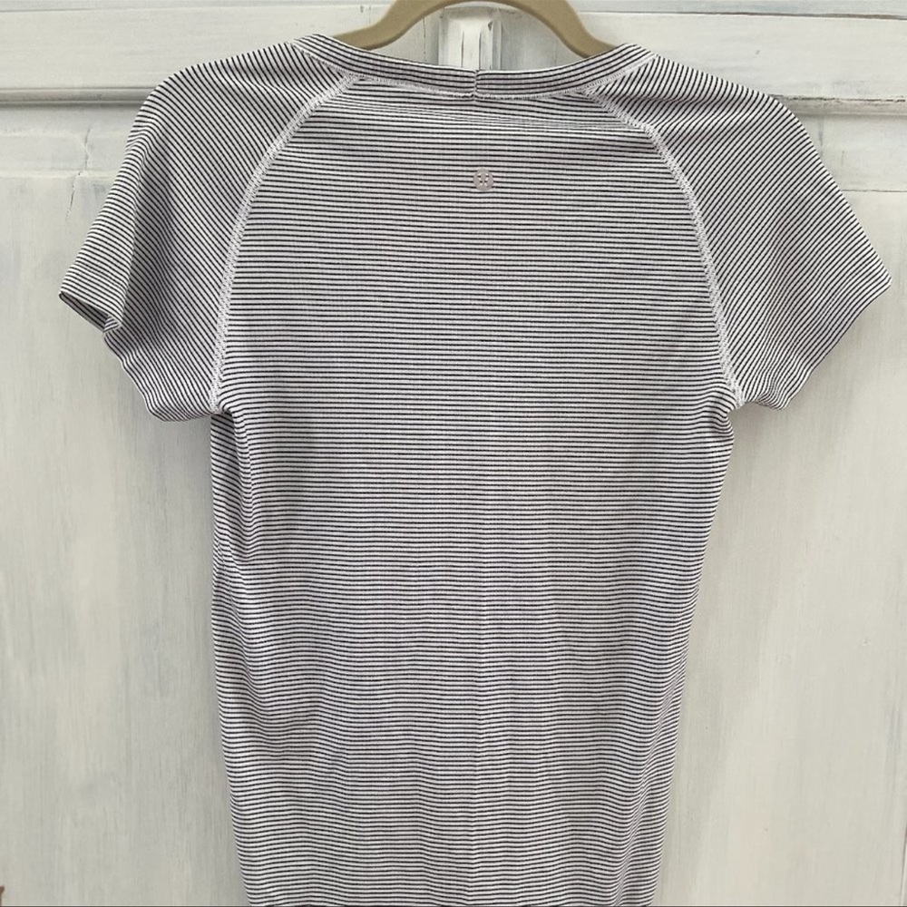 Lululemon Swiftly Tech Short Sleeve Shirt White Black Stripe 12 - Picture 3 of 5